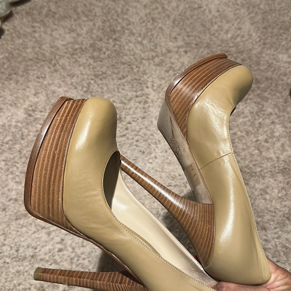 1 Fendi pump with logo in front
BLACK FRIDAY DEALS CHECK OUT MY CLOSET - Picture 3 of 7